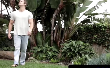 Muscle gay Leo Luckett spitroasted during bareback threeway with Lance Ford